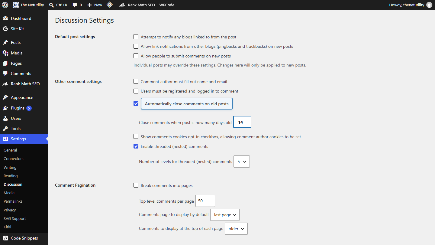 WordPress Discussion Settings screen highlighting the option to automatically close comments on old articles